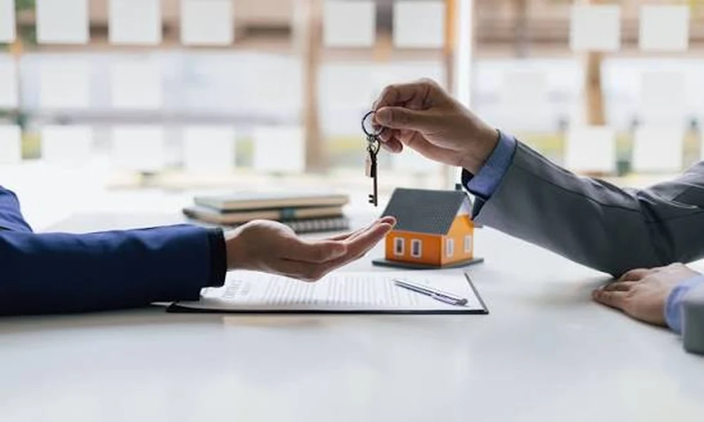How do rising real estate professionals connect with entrepreneurs for growth?